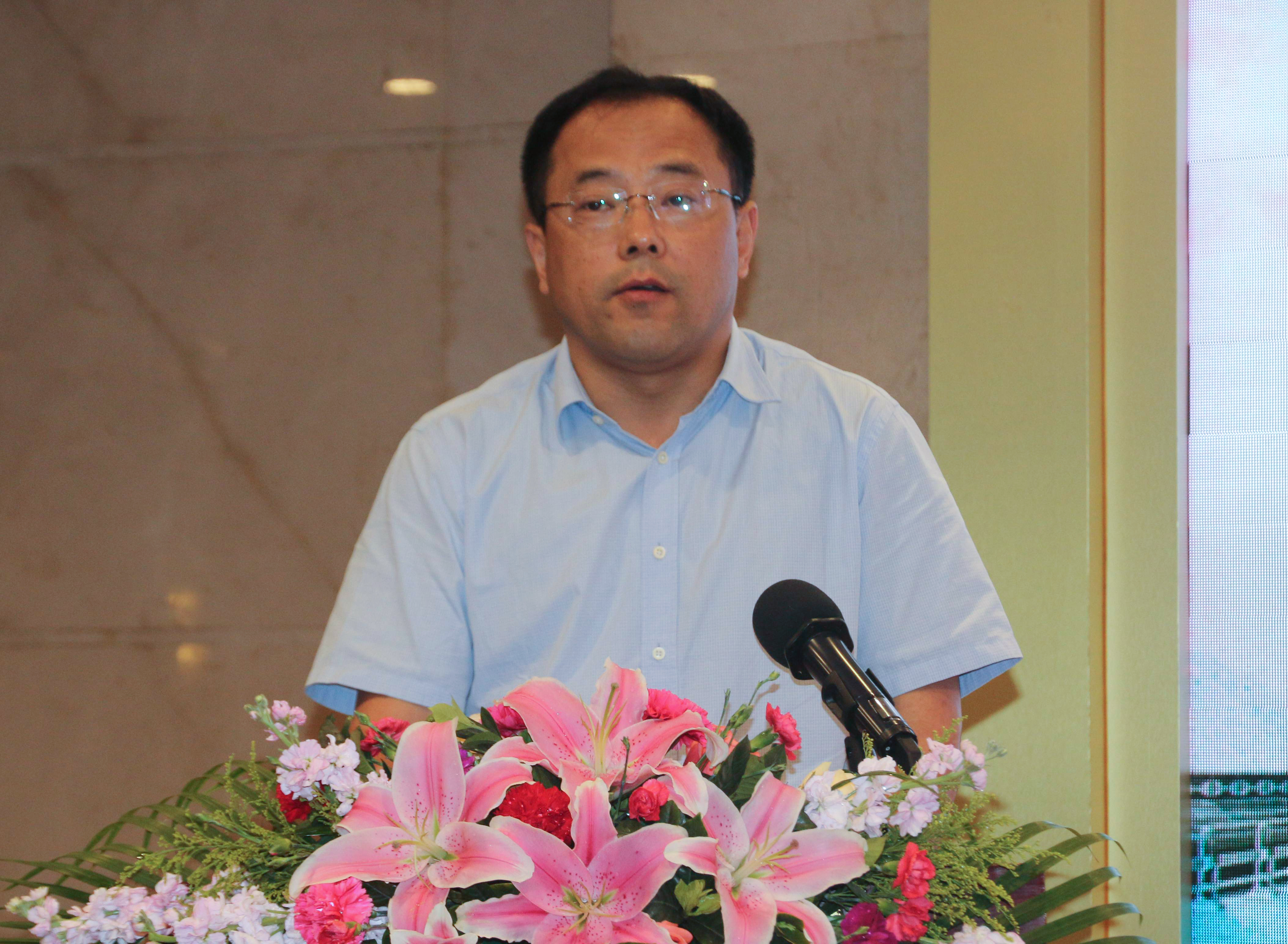 集团公司副总经理廉向东在会上致辞